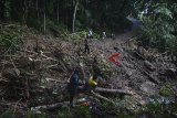 Tim gabungan tanggap bencana membersihkan material tanah longsor yang menutupi badan jalan utama Culamega, Kabupaten Tasikmalaya, Jawa Barat, Kamis (8/11/2018). Akibat beberapa titik badan jalan tertimbun material tanah longsor dan pohon tumbang akses menuju Kampung Cikupa, Kecamatan Culamega terisolir dan terpaksa bantuan logistik untuk korban bencana alam belum diberikan. ANTARA JABAR/Adeng Bustomi/agr.