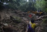 Tim gabungan tanggap bencana membersihkan material tanah longsor yang menutupi badan jalan utama Culamega, Kabupaten Tasikmalaya, Jawa Barat, Kamis (8/11/2018). Akibat beberapa titik badan jalan tertimbun material tanah longsor dan pohon tumbang akses menuju Kampung Cikupa, Kecamatan Culamega terisolir dan terpaksa bantuan logistik untuk korban bencana alam belum diberikan. ANTARA JABAR/Adeng Bustomi/agr.