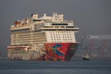 Kapal pesiar MV Genting Dream bersiap sandar di Dermaga Jamrud Utara, Pelabuhan Tanjung Perak, Surabaya, Jawa Timur, Selasa (20/11/2018). Kapal pesiar itu mengangkut sekitar 3.900 penumpang yang akan berkunjung ke sejumlah tempat wisata di Kota Surabaya. Antara Jatim/Didik Suhartono/ZK