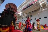 Kapal pesiar MV Genting Dream bersiap sandar di Dermaga Jamrud Utara, Pelabuhan Tanjung Perak, Surabaya, Jawa Timur, Selasa (20/11/2018). Kapal pesiar itu mengangkut sekitar 3.900 penumpang yang akan berkunjung ke sejumlah tempat wisata di Kota Surabaya. Antara Jatim/Didik Suhartono/ZK