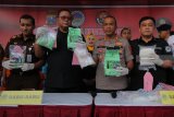 Kapolda Jawa Timur Irjen Pol Luki Hermawan (kedua kiri) didampingi Kapolrestabes Surabaya Kombes Pol Rudi Setiawan (ketiga kiri) menunjukkan barang bukti saat pemusnahan barang bukti narkoba di Polrestabes Surabaya, Jawa Timur, Rabu (14/11/2018). Polda Jatim beserta Polrestabes Surabaya memusnahkan narkoba jenis sabu seberat 8,3 kg, ekstasi sebanyak 4.110 butir dan Ganja seberat 900 gram yang merupakan barang bukti yang disita dari tujuh tersangka. Dalam kesempatan tersebut juga digelar ungkap kasus peredaran narkoba dengan tersangka berinisial I S (28) dengan barang bukti yang diamankan yaitu Sabu seberat 4,7 kilogram dan pil ekstasi sebanyak 7.700 butir. Antara Jatim/Didik Suhartono/ZK.