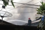 Petugas memadamkan api yang membakar bengkel variasi mobil milik Edy Samsudi di Kelurahan Mrican, Kota Kediri, Jawa Timur, Jumat (2/11/2018). Kebakaran yang memicu kemacetan jalur utama Kediri-Nganjuk tersebut terjadi ketika pemilik dan karyawan salat Jumat. Antara Jatim/Prasetia Fauzani/ZK.