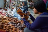 Perajin menyelesaikan kerajinan sandal batik di industri rumahan kawasan Gebang, Sidoarjo, Jawa Timur, Kamis (8/11/2018). Sandal batik yang dijual dengan harga Rp.25000 - Rp.35000 perpasang tersebut dijual ke Surabaya dan Sidoarjo. Antara Jatim/Umarul Faruq/ZK.