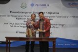 Direktur Utama PT Pelindo III (Persero) Doso Agung (kiri) bersalaman dengan Jaksa Agung Muda Intelijen Jan S Maringka (kanan) usai penandatanganan kerja sama antara Pelindo III dan Kejaksaan di Surabaya, Jawa Timur, Kamis (15/11/2018). Pelindo III menjalin kerja sama dengan Jaksa Agung Muda Bidang Intelijen dan beberapa kejaksaan antara lain Jawa Timur, Jawa Tengah, Bali, Kalimantan Selatan, Kalimantan Tengah, NTB dan NTT guna meningkatkan sinergitas dan koordinasi dalam pelaksanaan Pengawalan dan Pengamanan Pemerintahan dan Pembangunan Pusat/Daerah (TP4P/D) terhadap proyek strategis yang dilaksanakan Pelindo III. Antara Jatim/Moch Asim/ZK.