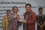 Direktur Utama PT Pelindo III (Persero) Doso Agung (kedua kiri) menyerahkan cenderamata kepada Jaksa Agung Muda Intelijen Jan S Maringka (kedua kanan) disela-sela acara penandatanganan kerja sama antara Pelindo III dan Kejaksaan di Surabaya, Jawa Timur, Kamis (15/11/2018). Pelindo III menjalin kerja sama dengan Jaksa Agung Muda Bidang Intelijen dan beberapa kejaksaan antara lain Jawa Timur, Jawa Tengah, Bali, Kalimantan Selatan, Kalimantan Tengah, NTB dan NTT guna meningkatkan sinergitas dan koordinasi dalam pelaksanaan Pengawalan dan Pengamanan Pemerintahan dan Pembangunan Pusat/Daerah (TP4P/D) terhadap proyek strategis yang dilaksanakan Pelindo III. Antara Jatim/Moch Asim/ZK.