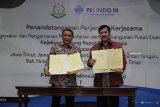 Direktur Utama PT Pelindo III (Persero) Doso Agung (kiri) dan Jaksa Agung Muda Intelijen Jan S Maringka (kanan) menunjukkan nota kesepahaman kerja sama usai ditandatangani di Surabaya, Jawa Timur, Kamis (15/11/2018). Pelindo III menjalin kerja sama dengan Jaksa Agung Muda Bidang Intelijen dan beberapa kejaksaan antara lain Jawa Timur, Jawa Tengah, Bali, Kalimantan Selatan, Kalimantan Tengah, NTB dan NTT guna meningkatkan sinergitas dan koordinasi dalam pelaksanaan Pengawalan dan Pengamanan Pemerintahan dan Pembangunan Pusat/Daerah (TP4P/D) terhadap proyek strategis yang dilaksanakan Pelindo III. Antara Jatim/Moch Asim/ZK.