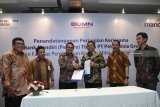 Regional CEO Bank Mandiri Jawa Timur Erwan Djoko (ketiga kiri) bersama Direktur Keuangan, SDM dan Umum Petrokimia Gresik Dwi Ary Purnomo (ketiga kanan) serta Direktur Pemasaran Petrokimia Gresik Meinu Sadariyo (kiri), SVP Usaha Kecil Menengah (UKM) Bank Mandiri Choirul Anwar (kedua kiri), SVP Risiko UKM Bank Mandiri Muhammad Iqbal (kedua kanan) dan SVP Korporasi Besar Bank Mandiri Dannif Utojo Danusaputro (kanan) menunjukan perjanjian kerjasama pembiayaan Bank Mandiri untuk mitra Petrokimia Gresik di Surabaya, Jawa Timur, Jumat (30/11/2018). Bank Mandiri menyiapkan pembiayaan khusus dengan skema Fasilitas Receivables Financing (PO & Invoice Financing) kepada kelompok Mitra PT Petrokimia Gresik (PKG) dengan total limit Rp 200 miliar. dan rencananya pembiayaan tersebut bertujuan membantu agar mitra dapat segera menerima pembayaran atas PO dan tagihan setelah mendapat akseptasi dari PKG. Antara Jatim/Zabur Karuru