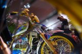 Pengunjung mengamati sepeda motor modifikasi saat digelar kontes otomotif modifikasi di halaman sebuah pusat perbelanjaan di Kota Madiun, Jawa Timur, Sabtu (24/11/2018). Kontes otomotif modifikasi diikuti ratusan peserta dari berbagai daerah di Jawa Timur. Antara Jatim/Siswowidodo/ZK