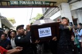 Sejumlah anggota Linmas Surabaya mengangkat peti jenazah dari Deryl Fida Febrianto korban dari Lion Air JT-610 usai salat jenazah ketika tiba di rumah duka Jalan Simo Pomahan Baru, Surabaya, Jawa Timur, Selasa (13/11/2018). Tim Disaster Victim Identivication (DVI) hingga saat ini sudah mengidentifikasi 82 orang penumpang dari 189 orang penumpang korban Lion Air JT-610. Antara Jatim/M Risyal Hidayat/ZK