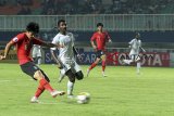 Pemain Timnas Korea Selatan Go Jaehyon (kiri) berebut bola dengan pemain Timnas Arab Saudi Mohammed Alshanqiti (kedua kiri)  dalam laga Final Piala Asia U-19 di Stadion Pakansari, Bogor, Jawa Barat, Minggu (4/11/2018).  Pada babak pertama Arab Saudi unggul 2-0. ANTARA JABAR/Yulius Satria Wijaya/agr.