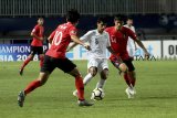 Sejumlah pemain Timnas Korea Selatan mengawal ketat pemain Timnas Arab Saudi Hamed Alghamdi (kedua kanan)  dalam laga Final Piala Asia U-19 di Stadion Pakansari, Bogor, Jawa Barat, Minggu (4/11/2018).  Pada babak pertama Arab Saudi unggul 2-0. ANTARA JABAR/Yulius Satria Wijaya/agr.