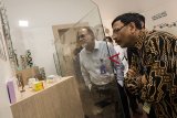 Delegasi Negara Organisasi Kerja sama Islam (OKI) melihat berbagai macam vaksin saat kunjungan ke museum Bio Farma di Bandung, Jawa Barat, Jumat (23/11/2018). Dalam kunjungan tersebut Delegasi OKI meninjau produksi, fasilitas pengemasan vaksin dan proses fungsi pengawasan yang sudah memenuhi standar WHO. ANTARA JABAR/M Agung Rajasa/agr.