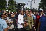 Presiden Joko Widodo (kedua kanan) berfoto bersama warga saat melakukan kunjungan di 