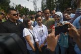 Presiden Joko Widodo (ketiga kanan) berfoto bersama warga saat melakukan kunjungan di 