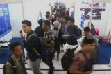 Pencari kerja antri untuk mendapatkan surat keterangan pencari kerja di stand Disnaker dalam Bursa Kerja di Malang, Jawa Timur, Rabu (14/11/2018). Kegiatan yang diadakan selama dua hari tersebut bertujuan mengurangi angka pengangguran di Indonesia yang mencapai 7 juta jiwa sekaligus menampung peserta yang tidal lolos Seleksi Calon Pegawai Negeri Sipil (CPNS) serentak. Antara Jatim/Ari Bowo Sucipto/ZK