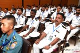 Sejumlah prajurit TNI AL dan India Navy mengikuti pembukaan Latihan Bersama Samudera Shakti 2018 di Pusat Latihan Kapal Perang, Surabaya, Jawa Timur, Selasa (13/11/2018). Latihan bersama difokuskan pada materi latihan peperangan permukaan, peperangan udara, peperangan anti kapal selam, dan kerja sama taktis unsur kepal permukaan dan pesawat udara. ANTARA FOTO/Zabur Karuru/aww.