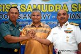     Panglima Koarmada II Laksda TNI Mintoro Yulianto (kiri) bersama Duta Besar India untuk Indonesia Pradeep Kumar Rawat (tengah) dan Flag Officer for Tamil Nadu and Puducherry Naval Area Rear Admiral Alok Bhatnagar (kanan) melakukan salam komando saat pembukaan Latihan Bersama Samudera Shakti 2018 di Pusat Latihan Kapal Perang, Surabaya, Jawa Timur, Selasa (13/11/2018). Latihan bersama difokuskan pada materi latihan peperangan permukaan, peperangan udara, peperangan anti kapal selam, dan kerja sama taktis unsur kepal permukaan dan pesawat udara. ANTARA FOTO/Zabur Karuru/aww.