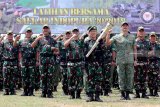 Prajurit TNI-AD bersama Singapores Armed Force (SAF/Angkatan Darat Singapura) membentuk formasi dengan membawa obor saat pembukaan Latihan bersama Safkar Indopura ke-30 di Dodiklatpur Rindam V/Brawijaya Asembagus, Situbondo, Jawa Timur, Senin (12/11/2018). Latihan tahunan antar dua negara yang melibatkan 460 personel tersebut,diharapkan dapat meningkatkan persahabatan dan kerjasama serta meningkatkan profesionalisme keprajuritan. Antara Jatim/Budi Candra Setya/ZK