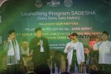 Gubernur Jawa Barat Ridwan Kamil (kedua kiri) bersama Calon Wakil Presiden nomor urut 02 Maruf Amin (kedua kanan) menyanyikan lagu Indonesia Rata saat launching program Satu Desa Satu Hafizh (Sadesha) di Pondok Pesantren Al Falah, Nagreg, Kabupaten Bandung, Jawa Barat, Jumat (9/11/2018) malam. Program Sadesha tersebut merupakan bentuk pembinaan akhlak dan moral terhadap masyarakat di setiap Desa di Jawa Barat guna terwujudnya Jawa Barat juara lahir dan bathin. ANTARA JABAR/Raisan Al Farisi/agr.