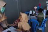 Warga mendapatkan layanan gratis kesehatan saat digelar bakti sosial terpadu di Desa Sambirejo, Kecamatan Jiwan, Kabupaten Madiun, Jawa Timur, Jumat (16/11/2018). Ratusan orang mendapatkan layanan gratis kesehatan pada kegiatan bakti sosial terpadu yang digelar Pemkab Madiun tersebut. Antara Jatim/Siswowidodo/ZK