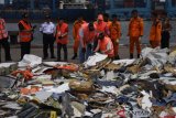 Penyelidik dari Komite Nasional Keselamatan Transportasi (KNKT) Indonesia dan Dewan Keselamatan Transportasi Nasional (NTSB) Amerika Serikat memeriksa puing-puing pesawat Lion Air bernomor registrasi PK-LQP dengan nomor penerbangan JT 610 di Pelabuhan Tanjung Priok, Jakarta, Kamis (1/11/2018). ANTARA FOTO/Akbar Nugroho Gumay/kye.