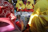 Peserta melapisi kain dengan cairan malam saat mengikuti lomba membatik di SD Muhammadiyah 11 Surabaya, Jawa Timur, Sabtu (17/11/2018). Kegiatan yang diikuti 517 pelajar tersebut bertujuan untuk menanamkan sejak dini kecintaan terhadap budaya khususnya batik. Antara Jatim/Moch Asim/ZK
