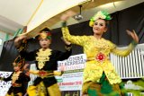 Peserta menunjukan aksinya pada acara lomba tari padang ulan di Banyuwangi, Jawa Timur, Sabtu (10/11/2018). Tari padang ulan yang merupakan hiburan masyarakat pesisir saat jeda melaut itu, diperlombakan oleh pelajar guna melestarikan seni tari kreasi yang populer pada tahun 70an. Antara Jatim/Budi Candra Setya/ZK.