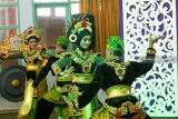 Peserta menunjukan aksinya pada acara lomba tari padang ulan di Banyuwangi, Jawa Timur, Sabtu (10/11/2018). Tari padang ulan yang merupakan hiburan masyarakat pesisir saat jeda melaut itu, diperlombakan oleh pelajar guna melestarikan seni tari kreasi yang populer pada tahun 70an. Antara Jatim/Budi Candra Setya/ZK.