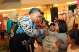 Wali Kota Banjarbaru H Nadjmi Adhani menyerahkan hadiah untuk para pemenang beberapa lomba dalam rangka Peringatan Hari Aksara Internasional (HAI) ke 53 dan Expo Pendidikan Tahun 2018 di Atrium Q Mall Banjarbaru, Kamis (8/11). Expo Pendidikan dilaksanakan sebagai bentuk apresiasi dan wadah publikasi bagi dunia pendidikan khususnya Kota Banjarbaru. foto: Antaranews Kalsel/hms/f