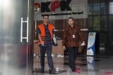 Mantan Kepala Lapas Sukamiskin Wahid Husen (kiri) berjalan meninggalkan ruangan seusai menjalani pemeriksaan di Gedung KPK, Jakarta, Rabu (14/11/2018). Wahid Husen diperiksa sebagai tersangka atas kasus dugaan penerimaan suap untuk pemberian fasilitas, perizinan dan lainnya di Lapas Sukamiskin. ANTARA FOTO/Galih Pradipta/kye.