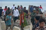 Menteri Kelautan dan Perikanan Susi Pudjiastuti (tengah), meninjau pemecah ombak (break-water) di Pantai Pancer, Puger, Jember, Jawa Timur, Sabtu (24/11/2018). Pada kesempatan itu Menteri Susi juga menghadiri Kongres Nelayan, menyerahkan asuransi nelayan dan meninjau pemecah ombak yang berada di Plawangan Puger untuk pintu keluar masuknya perahu nelayan ke laut selatan. Antara Jatim/Seno/ZK