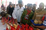 Menteri Kelautan dan Perikanan Susi Pudjiastuti (kedua kanan), didampingi Bupati Jember Faida (kanan), meninjau produk UMKM, di Puger, Jember, Jawa Timur, Sabtu (24/11/2018). Pada kesempatan itu Menteri Susi juga menghadiri Kongres Nelayan, menyerahkan asuransi nelayan dan meninjau pemecah ombak yang berada di Plawangan Puger untuk pintu keluar masuknya perahu nelayan ke laut selatan. Antara Jatim/Seno/ZK