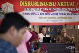 Pengamat Media Sosial, Yarmen Dinamika (kiri) didampingi Aktivis Perempuan, Zubaidah (kanan) memberikan mareri pada diskusi isu aktual di Banda Aceh, Jumat (2/11/2018). Diskusi terkait isu isu aktual yang digadiri peserta dari berbagai media mengangkat tema, Antara Realitas dan Hoax jelang Pilpres 2019. (Antara Aceh/Ampelsa)