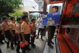 Seorang murid SD Negeri Dukuh Menanggal I menunjukkan buku tabungan Bank BNI usai mencoba membuka rekening baru dalam kegiatan Milenial Mengajar di Surabaya, Jawa Timur, Jumat (9/11/2018). Kegiatan Milenial Mengajar yang diikuti 13 BUMN yang tergabung dalam program 