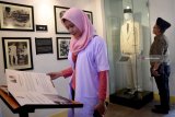 Pengunjung mengamati salah satu koleksi dari Museum WR Supratman disela-sela peresmian di Jalan Mangga, Tambaksari, Surabaya, Jawa Timur, Sabtu (10/11/2018). Museum WR Supratman diresmikan oleh Wali Kota Surabaya Tri Rismaharini tepat pada Hari Pahlawan yang diharapkan menjadi contoh suri tauladan generasi saat ini. Antara Jatim/M Risyal Hidayat/ZK.