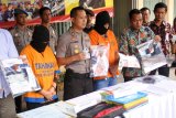 Kapolres Jember AKBP Kusworo Wibowo (kedua kiri), Kasat Reskrim AKP Erik Pradana (kedua kanan), dan tersangka saat rilis operasi tangkap tangan (OTT) pungutan liar pembuatan dokumen kependudukan di Mapolres Jember, Jawa Timur, Jumat (2/11/2018). Tim Sapu Bersih Pungutan Liar (Saber Pungli) Jember melakukan OTT terhadap Kepala Dinas Kependudukan dan Catatan Sipil Jember Sri Wahyuniati dan seorang pengepul uang dari calo, dengan barang bukti Rp.10.100.000 dan 236 dollar Singapura. Antara Jatim/Seno/ZK.