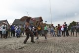 Dua pria memainkan olahraga Behampas saat acara Dahau di Taman Budaya Sendawar, Kabupaten Kutai Barat, Kalimantan Timur, Selasa (30/10/2018). Behampas yang merupakan olahraga tradisional khas Suku Dayak Tunjung dan Suku Dayak Benuaq, Kaltim tersebut, dimainkan oleh dua petarung yang saling memukul menggunakan sebilah rotan ke bagian belakang tubuh lawan. ANTARA FOTO/Sugeng Hendratno/jhw