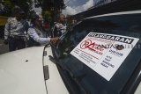 Petugas Dinas Perhubungan memasang stiker pelanggaran saat Operasi cabut pentil kendaraan yang parkir sembarangan di Jalan Naripan, Bandung, Jawa Barat, Selasa (27/11/2018). Kegiatan tersebut guna memberikan efek jera bagi para pelanggar parkir di Kota Bandung. ANTARA JABAR/Raisan Al Farisi/agr.
