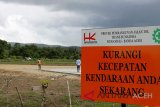 Pekerja beraktivitas di lokasi proyek pembangunan jalan tol Tran Sumatera , desa Blang Bintang, Kabupaten Aceh Besar, Aceh, Selasa (06/11/2018). Badan Pengatur Jalan Tol (BPJT) bersama PT Hutama Karya selaku kontraktor menyatakan proyek pembangunan jalan tol tahap pertama Banda Aceh-Sigli sepanjang 74 kilometer yang merupakan bagian dari pembangunan jalan tol Trans Sumatera sepanjang 2.818 kilometer itu tetap berlanjut, meski di lapangan masih terjadi kendala terkait penyelesaian ganti rugi tanah warga yang terkena proyek jalan tol tesebut. (Antara Aceh/Ampelsa)
