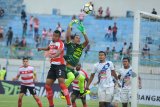 Pesepak bola Madura United (MU) Munhar (ke dua kiri) berebut bola dengan penjaga gawang PSIS Semarang Jandia Eka Putra (tengah) dalam kompetisi Liga 1 di Stadion  Gelora Bangkalan (SGB), Senin (26/11/2018). MU ditahan imbang PSIS dengan skor 2-2. Antara Jatim/Saiful Bahri/ZK