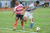 Pesepak bola Madura United (MU) Rifat Marasabeesy (kiri) dihadang pemain PSIS Semarang Safrudin Tahar (kanan) dalam kompetisi Liga 1 di Stadion  Gelora Bangkalan (SGB), Senin (26/11/2018). MU ditahan imbang PSIS dengan skor 2-2. Antara Jatim/Saiful Bahri/ZK