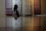 Pengunjung mengamati kain batik yang dipajang saat Pameran Batik Lamongan bertajuk 