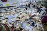 Pengunjung memilih buku di salah satu stan saat pameran buku juara di Gedung Landmark, Bandung, Jawa Barat, Rabu (7/11/2018). Pameran buku juara yang diikuti oleh puluhan penerbit yang tergabung dalam Ikatan Penerbit Indonesia (IKAPI) Jawa Barat tersebut diadakan dalam rangka untuk memperluas wawasan masyarakat serta meningkatkan minat baca di lingkungan masyarakat. ANTARA JABAR/Raisan Al Farisi/agr.