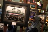 Pengunjung mengamati karya foto yang dipajang saat pameran fotografi bertajuk Napak Tilas Sejarah Surabaya di Surabaya, Jawa Timur, Rabu (21/11/2018). Pameran yang berlangsung hingga 23 November 2018 tersebut menampilkan karya-karya foto tempat bersejarah dan bangunan cagar budaya di Surabaya sekaligus merupakan rangkaian kegiatan memperingati Hari Pahlawan. Antara Jatim/Moch Asim/ZK