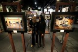 Pengunjung mengamati karya foto yang dipajang saat pameran fotografi bertajuk Napak Tilas Sejarah Surabaya di Surabaya, Jawa Timur, Rabu (21/11/2018). Pameran yang berlangsung hingga 23 November 2018 tersebut menampilkan karya-karya foto tempat bersejarah dan bangunan cagar budaya di Surabaya sekaligus merupakan rangkaian kegiatan memperingati Hari Pahlawan. Antara Jatim/Moch Asim/ZK