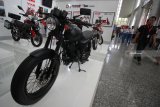 Pengunjung melihat motor modifikasi yang dipajang di salah satu stan saat pembukaan pameran Indonesia International Motor Show (IIMS) 2018 di Surabaya, Jawa Timur, Rabu (7/11/2018). Pameran otomotif yang berlangsung mulai 7-11 November 2018 tersebut menargetkan sebanyak 25 ribu pengunjung dengan transaksi mencapai Rp300 miliar. Antara Jatim/Moch Asim/ZK.