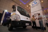 Direktur Aditia Aliansi Motor, dealer resmi Tata Motors Willy Hendrata (kiri) berbincang dengan calon pembeli saat pembukaan pameran Indonesia International Motor Show (IIMS) 2018 di Surabaya, Jawa Timur, Rabu (7/11/2018). Pameran otomotif yang berlangsung mulai 7-11 November 2018 tersebut menargetkan sebanyak 25 ribu pengunjung dengan transaksi mencapai Rp300 miliar. Antara Jatim/Moch Asim/ZK.