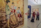 Pengunjung mengamati lukisan yang dilukis di kain sutera di Gedung Yayasan Pusat Kebudayaan (YPK), Bandung, Jawa Barat, Selasa (27/11/2018). Pameran dengan judul 