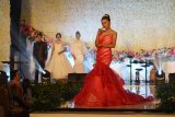 Model memeragakan busana saat pameran pernikahan yang dikemas dalam ‘Manigficent Wedding Exhibition 2018’ di Hotel Aston Madiun, Jawa Timur, Sabtu (17/11/2018) malam. Pegelaran busana tersebut diharapkan dapat menngkatkan kreatifitas para desainer khususnya dalam busana pernikahan. Antara Jatim/Siswowidodo/ZK