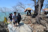 Pengunjung menikmati suasana pantai wisata Jumiang, Pamekasan, Jawa Timur, Minggu (11/11/2018). Dalam beberapa pekan terakhir kunjungan ke sejumlah destinasi di Madura cenderung meningkat pasca digratiskannya jembatan Suramadu oleh presiden. Antara Jatim/Saiful Bahri/Zk